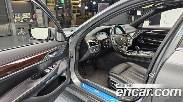 BMW 7-Series 2016 — photo 11
