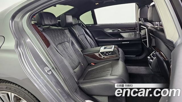 BMW 7-Series 2016 — photo 12