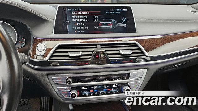 BMW 7-Series 2016 — photo 16