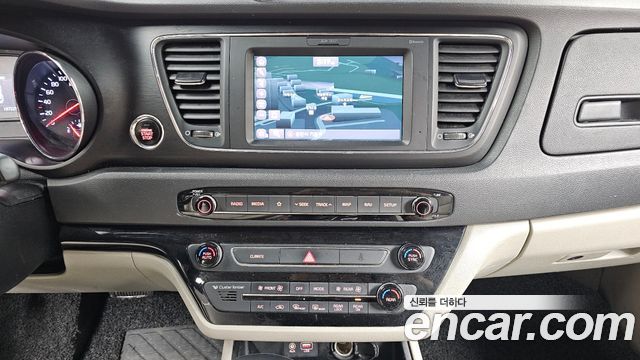 Kia Canival 2019 — photo 16