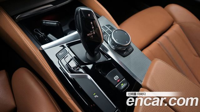 BMW 5-Series 2018 — photo 9