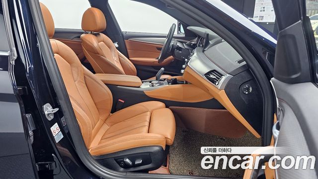 BMW 5-Series 2018 — photo 10