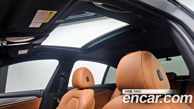 BMW 5-Series 2018 — photo 18