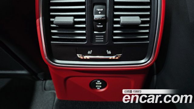 Porsche Macan 2021 — photo 18