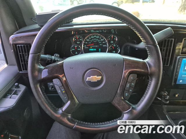 Chevrolet Express Van 2015 — photo 17