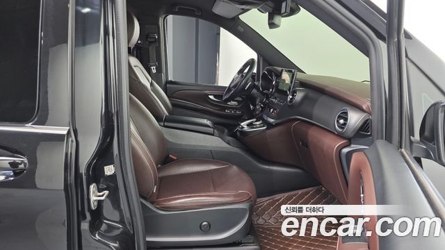 Mercedes-Benz V-Class 2018 — photo 11