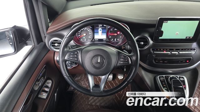 Mercedes-Benz V-Class 2018 — photo 13
