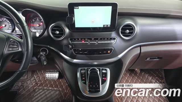 Mercedes-Benz V-Class 2018 — photo 14
