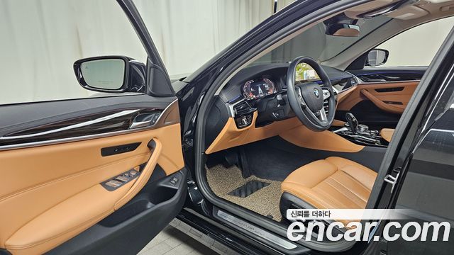 BMW 5-Series 2023 — photo 10