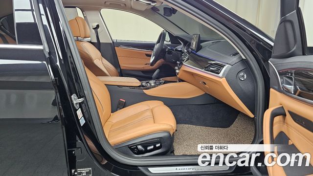 BMW 5-Series 2023 — photo 11