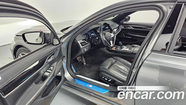 BMW 7-Series 2018 — photo 11