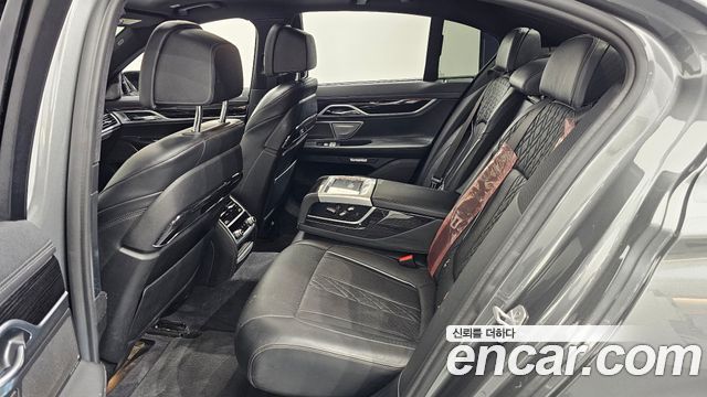 BMW 7-Series 2018 — photo 12