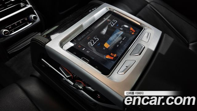BMW 7-Series 2018 — photo 17