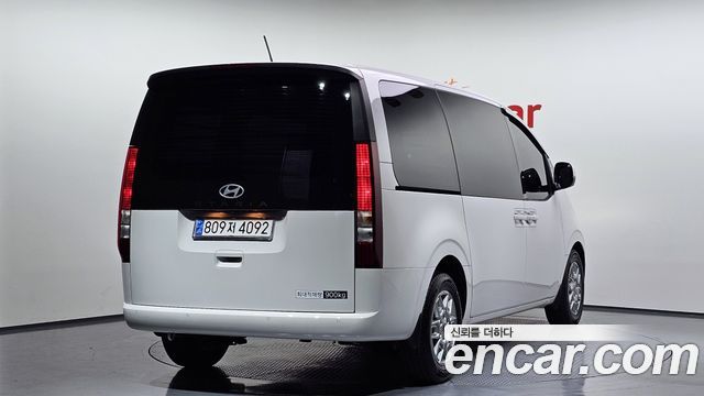 Hyundai Staria 2025 — photo 2