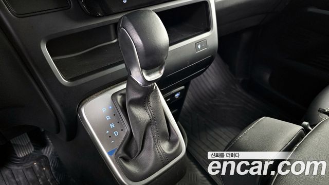 Hyundai Staria 2025 — photo 9