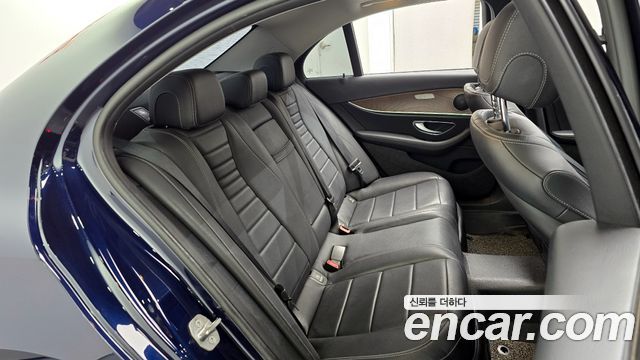 Mercedes-Benz E-Class 2018 — photo 12