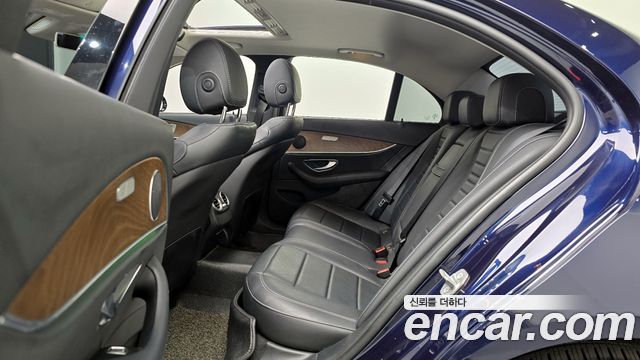 Mercedes-Benz E-Class 2018 — photo 13