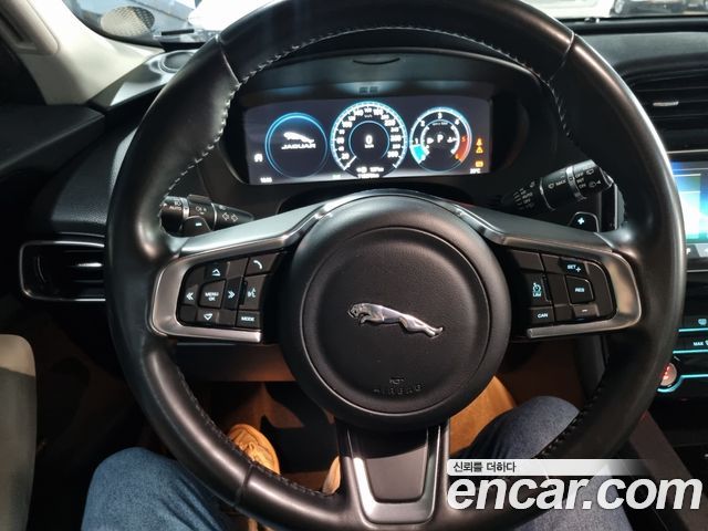 Jaguar F-PACE 2018 — photo 11