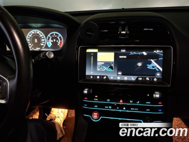Jaguar F-PACE 2018 — photo 13