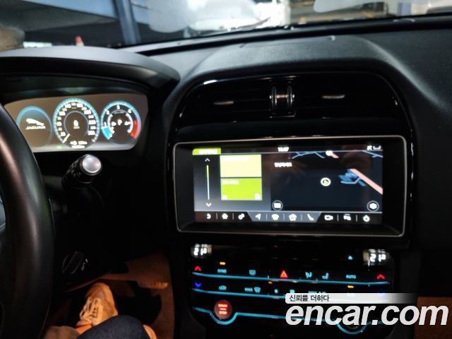 Jaguar F-PACE 2018 — photo 16
