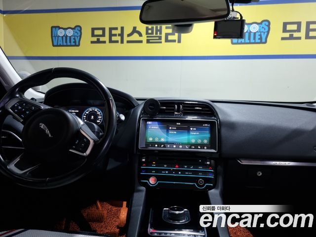 Jaguar F-PACE 2018 — photo 19