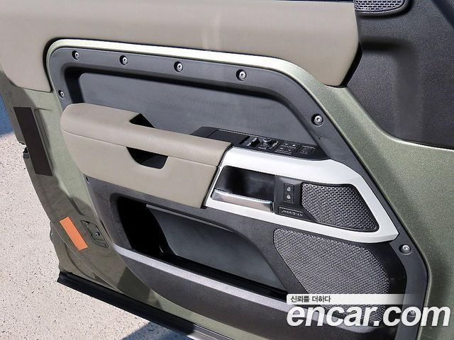 Land Rover Defender 2022 — photo 11