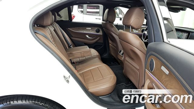 Mercedes-Benz E-Class 2021 — photo 12