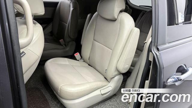Kia Canival 2016 — photo 11