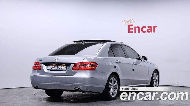 Mercedes-Benz E-Class 2011 — photo 2