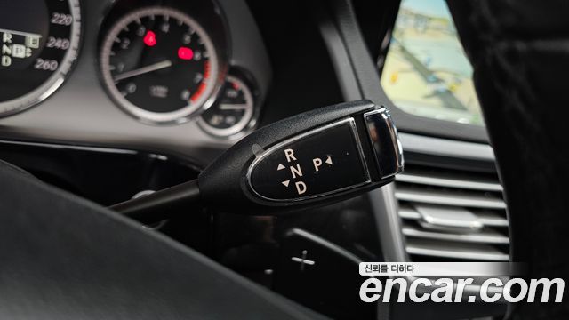 Mercedes-Benz E-Class 2011 — photo 9