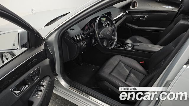 Mercedes-Benz E-Class 2011 — photo 11