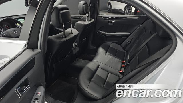 Mercedes-Benz E-Class 2011 — photo 12