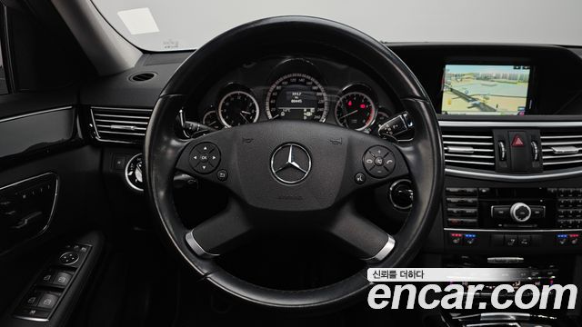 Mercedes-Benz E-Class 2011 — photo 13