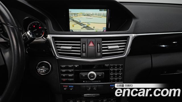 Mercedes-Benz E-Class 2011 — photo 14