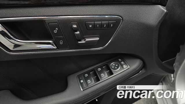 Mercedes-Benz E-Class 2011 — photo 17