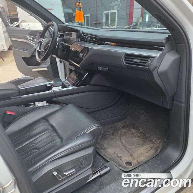 Audi e-tron 2020 — photo 11