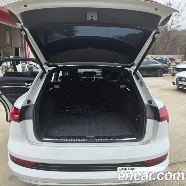 Audi e-tron 2020 — photo 15