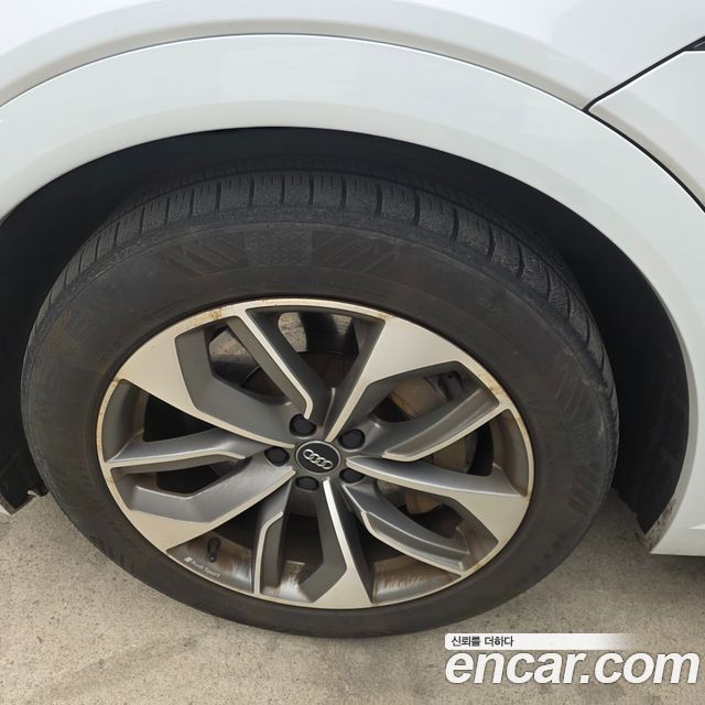 Audi e-tron 2020 — photo 18