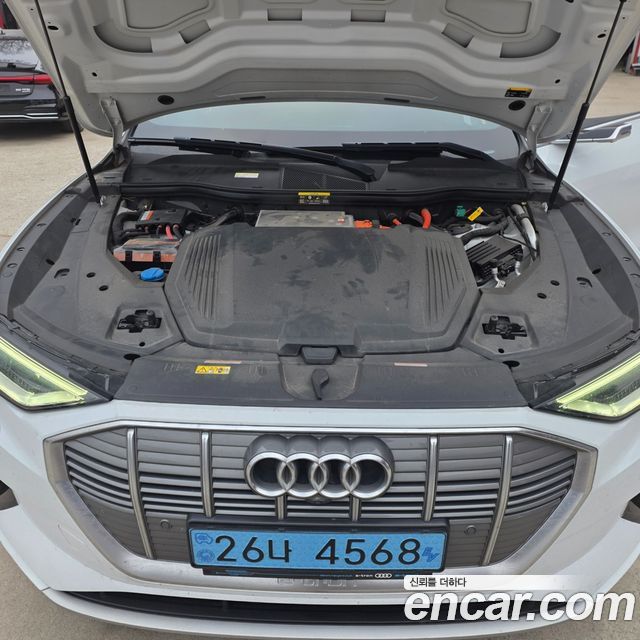 Audi e-tron 2020 — photo 19