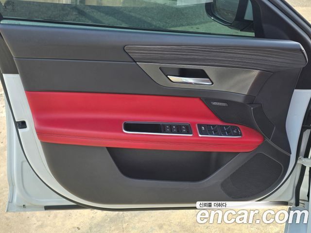 Jaguar XF 2017 — photo 10
