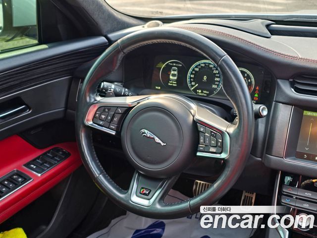Jaguar XF 2017 — photo 12