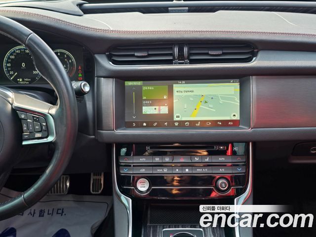 Jaguar XF 2017 — photo 13