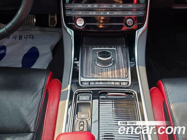 Jaguar XF 2017 — photo 14