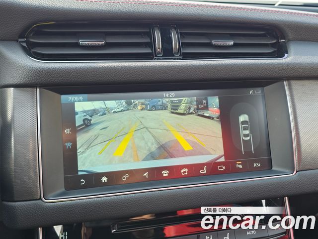Jaguar XF 2017 — photo 16