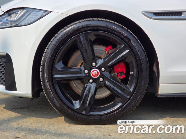 Jaguar XF 2017 — photo 17