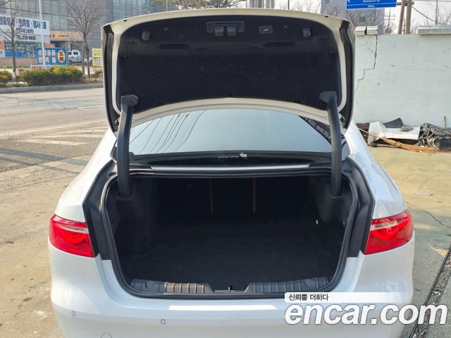 Jaguar XF 2017 — photo 18