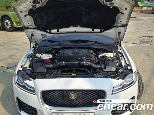 Jaguar XF 2017 — photo 20