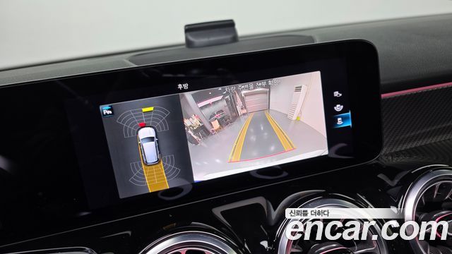 Mercedes-Benz GLB-Class 2023 — photo 16
