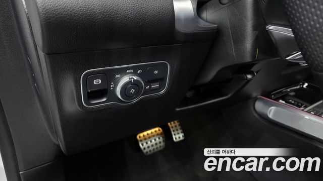 Mercedes-Benz GLB-Class 2023 — photo 19