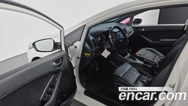 Kia K3 2015 — photo 11